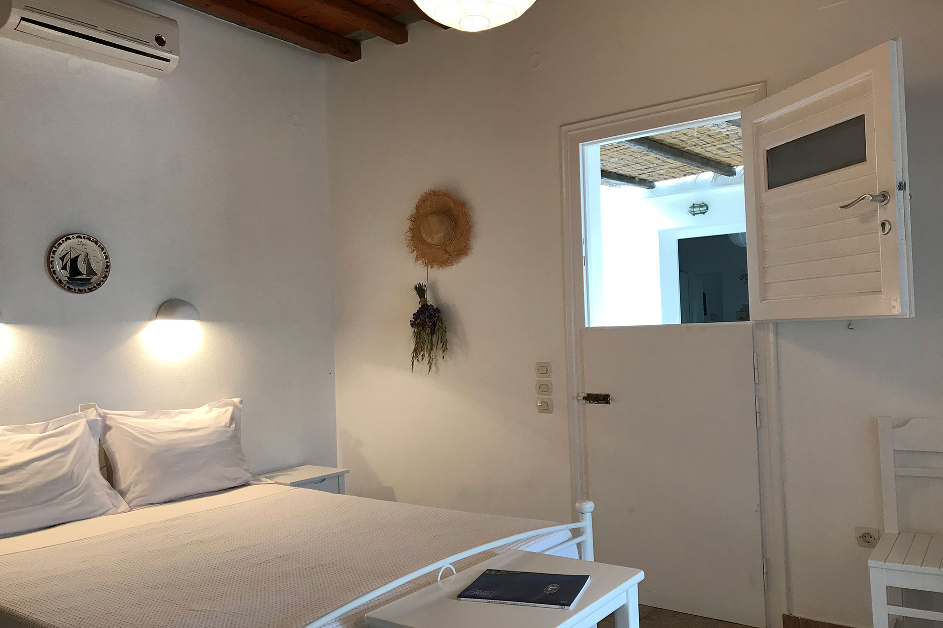 The bedroom at the Studios Almira and Rigani