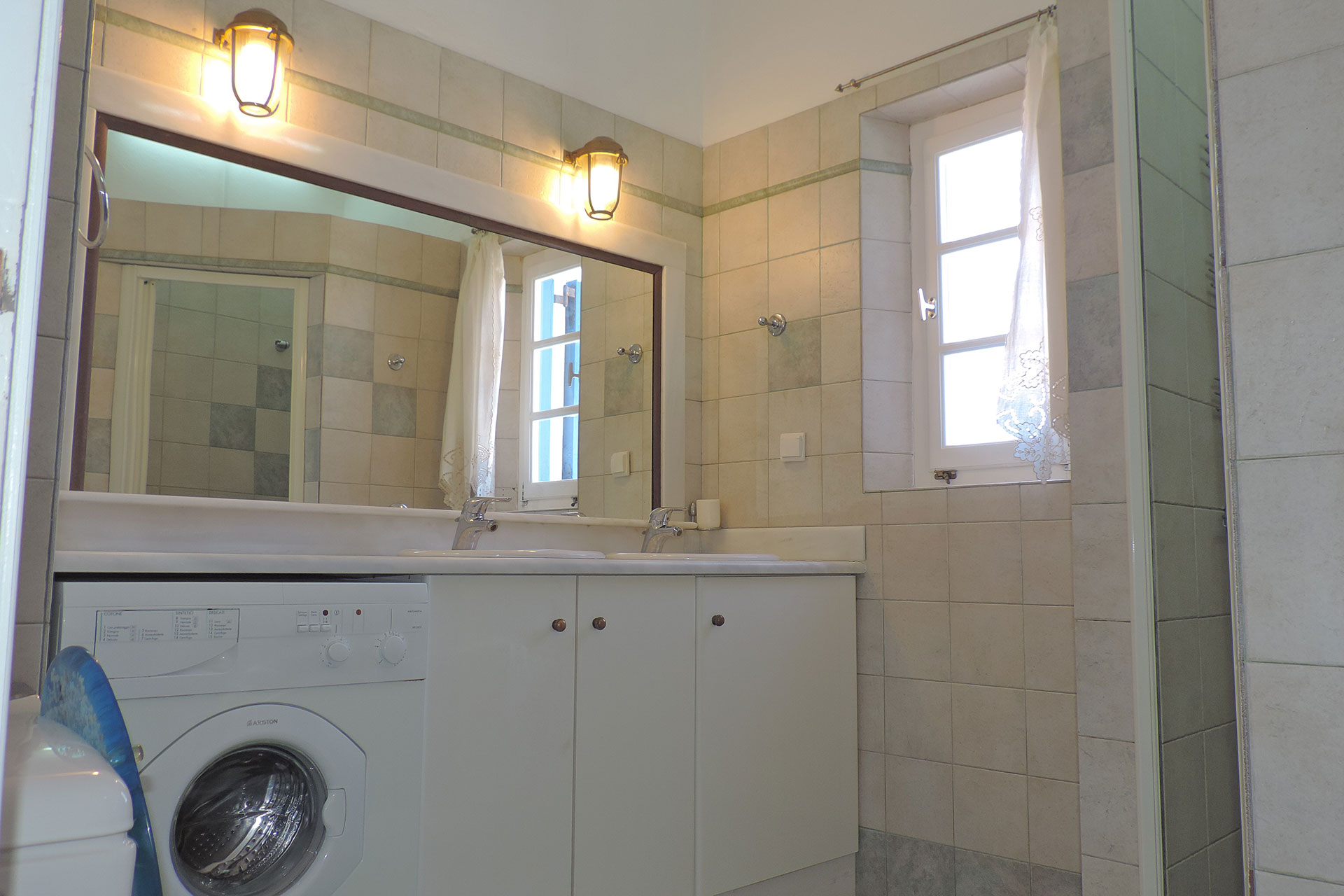 The bathroom of Elia family house at Kavos