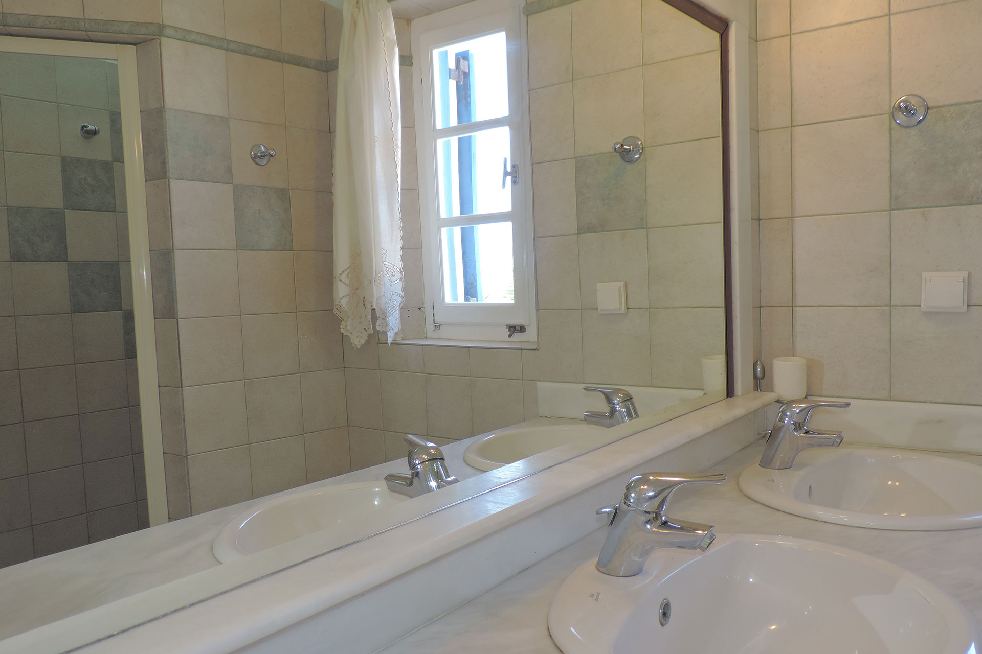The bathroom of Elia family house at Kavos