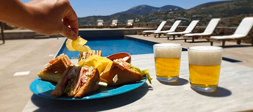 L'atmosphère chaleureuse du bar de la piscine des studios Kavos à Sifnos