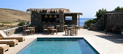 The cosy atmosphere of the pool bar at Kavos Studios in Sifnos