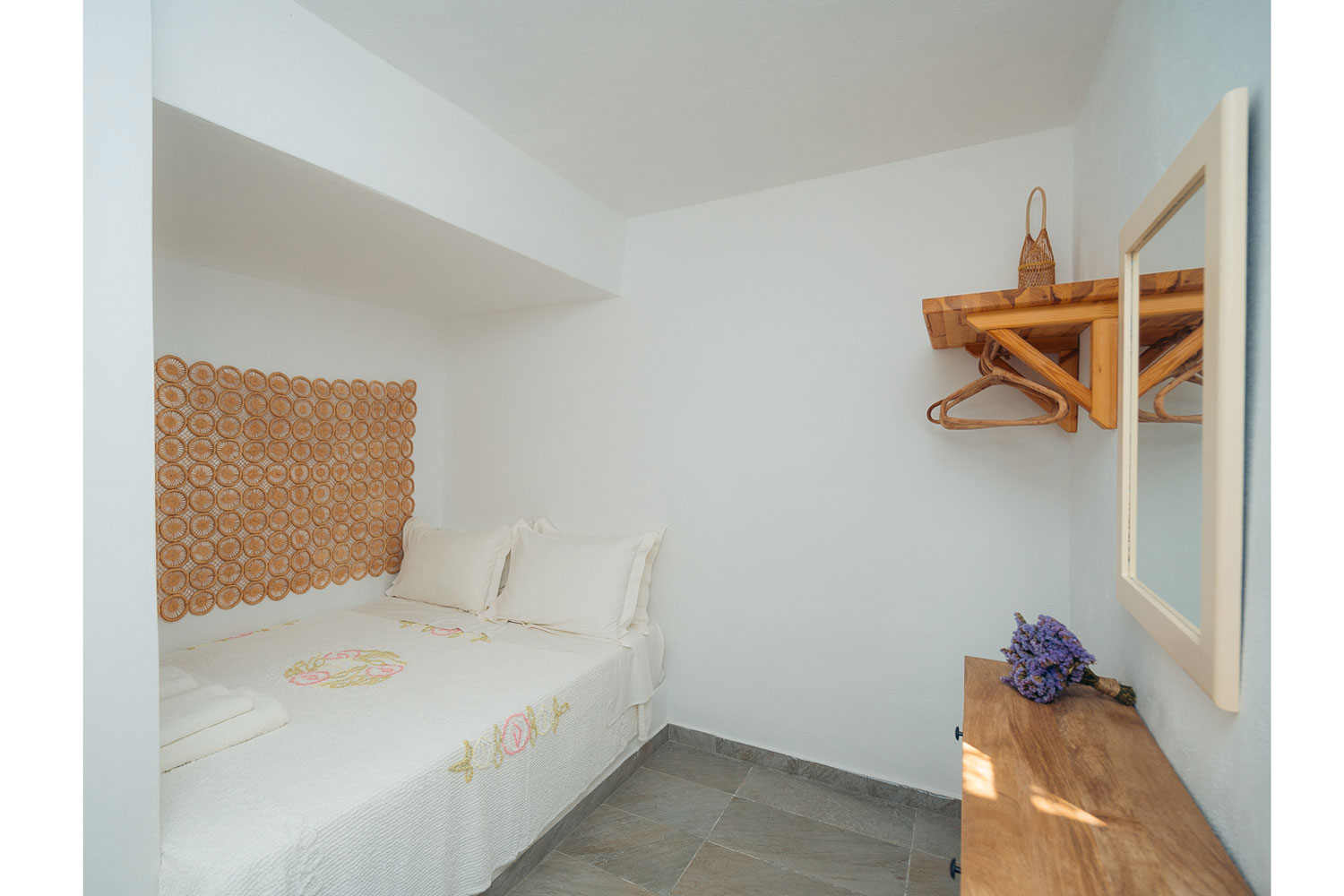 Chambre avec lit double dans la maison familiale Elia à Sifnos