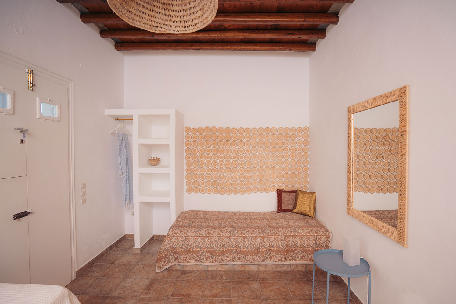 Chambre avec lit double dans la maison familiale Elia à Sifnos