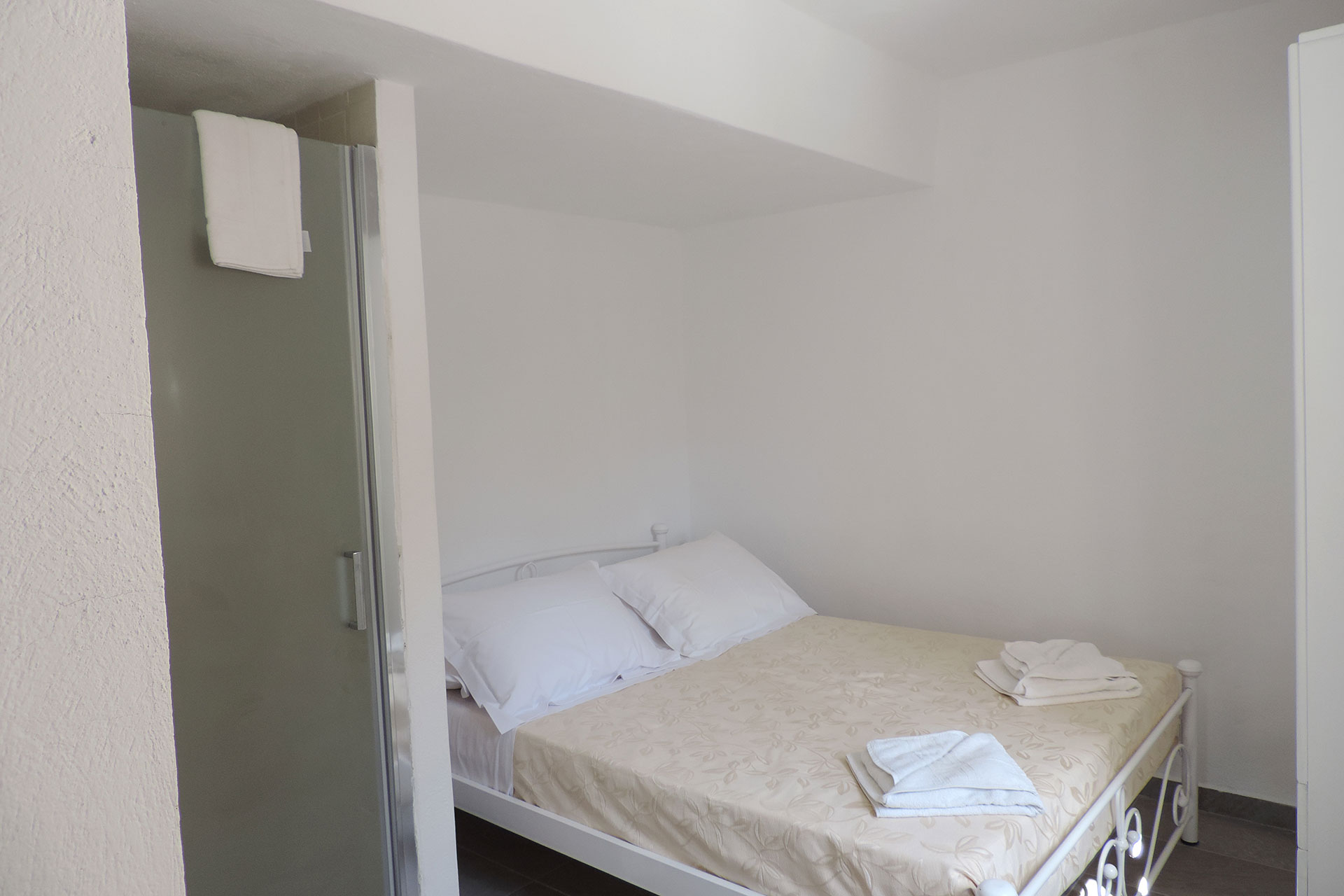 Bedroom with double bed at Elia family house at Sifnos