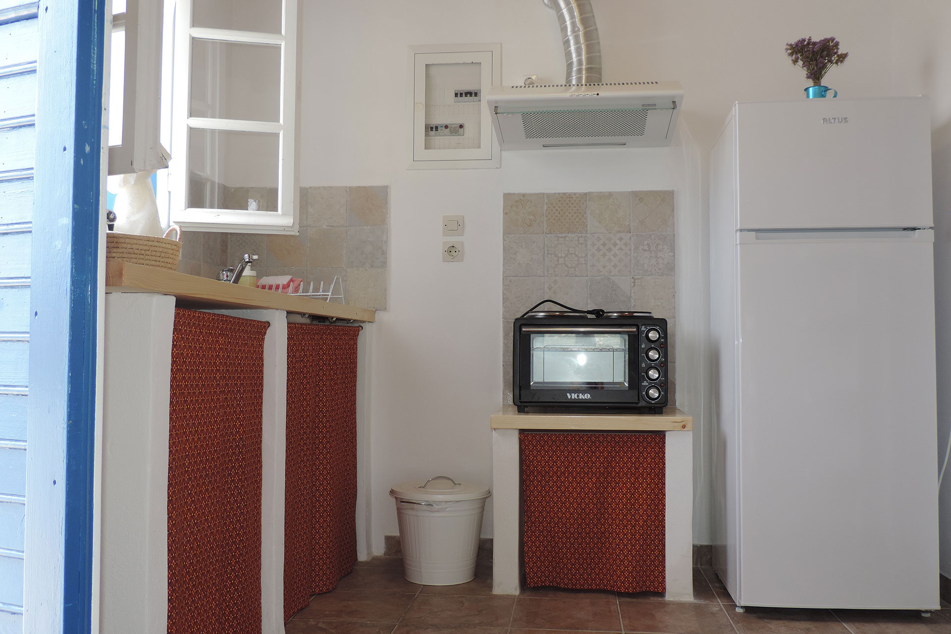 The kitchen of Louisa family studio at Sifnos